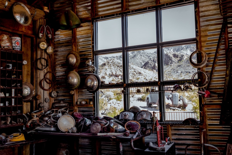 cordonnerie-LES ARCS-min_shop_window_part_junk_abandoned-138873